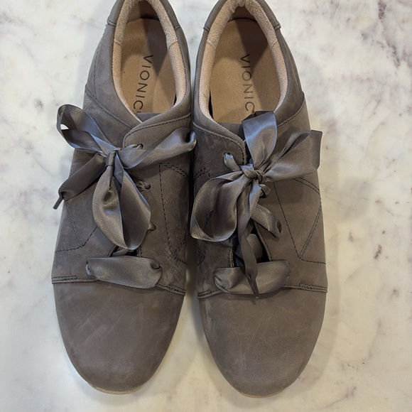Vionic grey Nubuck tennies in grey Size 10 - Picture 7 of 7
